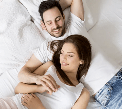 Couple heureux après avoir appliqué un gel pulsero